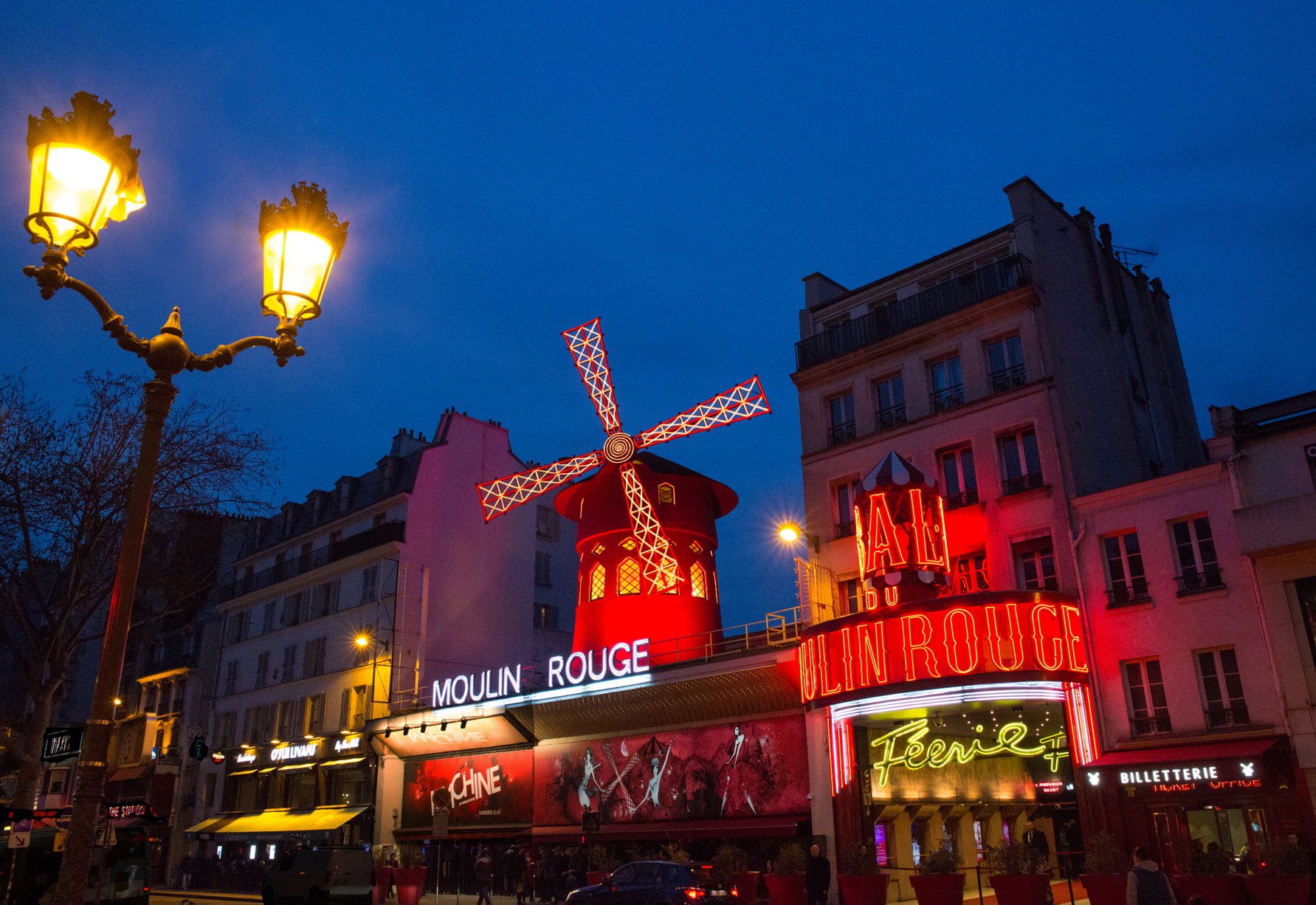 Facade Moulin Rouge (2 lamp) PF ©Moulin Rouge-D.Duguet